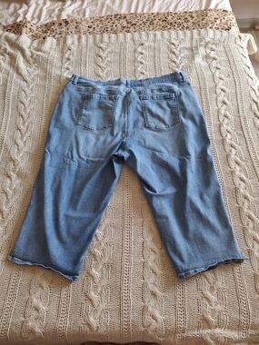 Woman's Gloria Vanderbilt Light Blue Capri Jeans Size 20 Wide